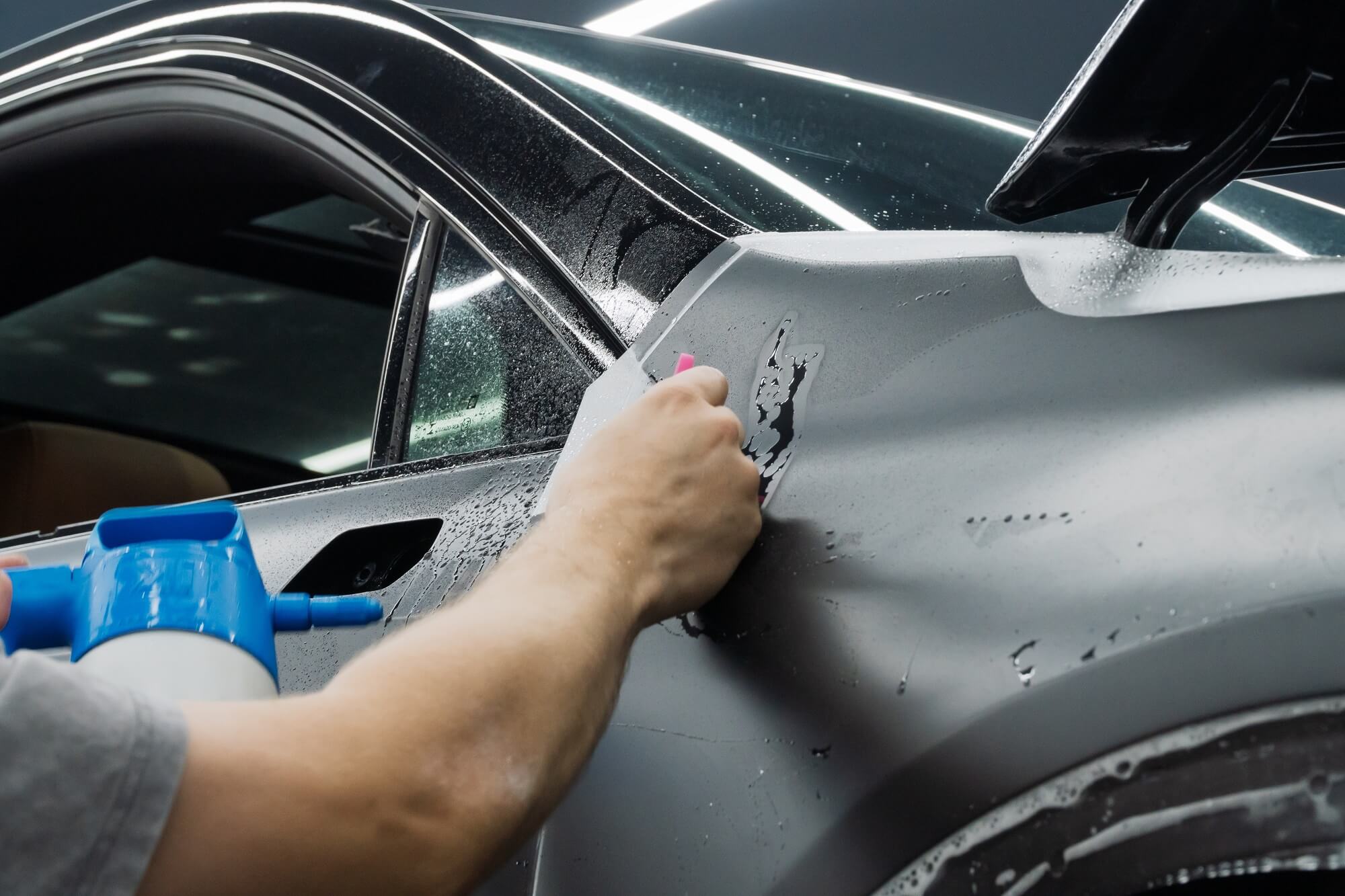 Jak dbać o auto zabezpieczone folią ochronną?